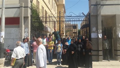بالصور.. تجمهر أولياء أمور الطلاب المكفوفين أمام «تعليم أسيوط»