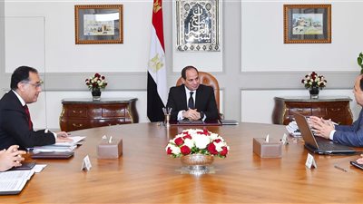 تكليفات السيسي للحكومة.. التركيز على مساعدة الفئات الأكثر احتياجًا.. تكثيف التوعية للحد من الزيادة السكانية.. خفض الدين العام وعجز الموازنة.. تطوير منظومة الضرائب.. وتبسيط وميكنة الإجراءات الجمركية