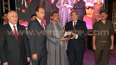 بالصور.. محافظ سوهاج يكرم أسر الشهداء في حفل بمناسبة نصر أكتوبر