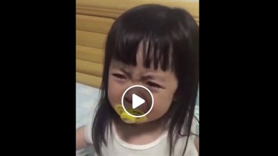 بالفيديو.. رد فعل صادم لطفلة تبكي مسحت والدتها دموعها