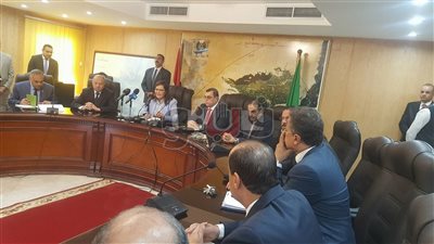 محافظ الفيوم ووزيرة التخطيط يناقشان المشروعات المتعسرة