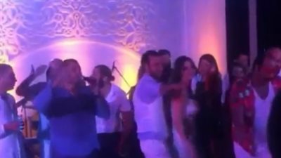 عمرو دياب يغني بصحبة دينا الشربيني في حفل زفاف محمد إمام (فيديو)