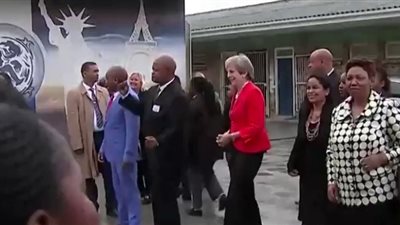 رئيسة وزراء بريطانيا ترقص بإحدى مدارس جنوب أفريقيا (فيديو)
