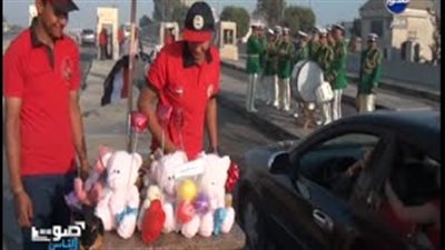 بالفيديو.. الجيش يوزع هدايا على المواطنين بمناسبة ذكرى نصر أكتوبر