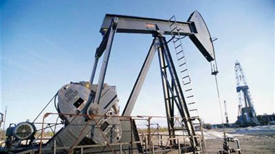 العقود الآجلة للنفط تواصل الارتفاع بعد تخطي نطاق سعر الشهر الأخير