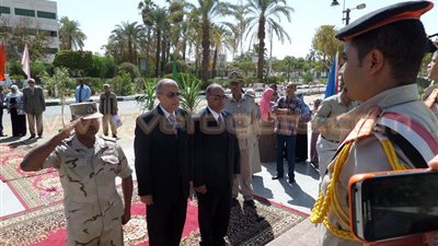 بالصور.. محافظ الوادى يضع إكليل زهور على النصب التذكارى للشهداء