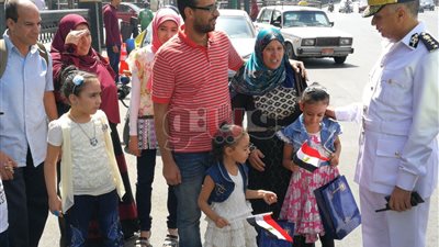 بالصور.. أمن القاهرة يوزع الحقائب المدرسية على الطلاب