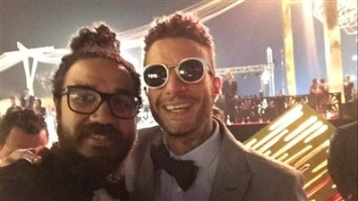 صديق مقرب من الفيشاوى يكشف حقيقة سكره قبل صعوده مسرح مهرجان الجونة