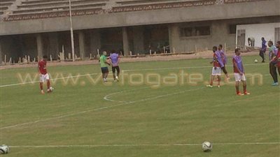 بالصور.. محاضرة تربوية من زيزو لحسين السيد في مران الأهلي