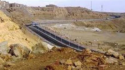 خبير جيولوجي: «الطَفْلة» سبب «انزلاق» صخور المقطم