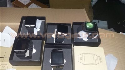 بالصور.. ضبط محاولة تهريب 100 ساعة تجسس داخل طردين بمطار القاهرة