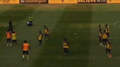 بالفيديو.. لاعبو دجلة يؤدون تدريبات الإحماء باستاد القاهرة