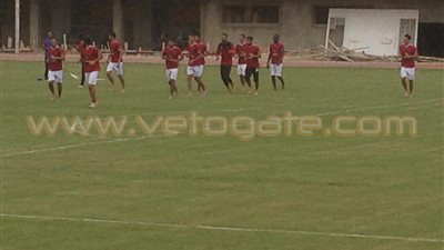 بالصور..نجوم الأهلي ينهون المران الصباحي «حافيين»