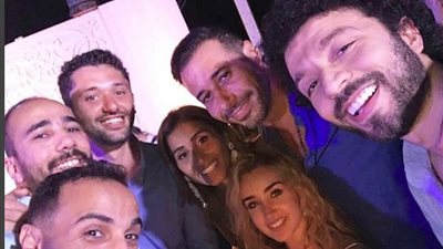 دينا الشربيني وهنا الزاهد وأحمد السعدني في حفل زفاف نجل الزعيم (صورة)