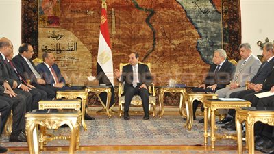 بالصور.. تفاصيل أول يوم رئاسي عقب إجازة العيد.. «السيسي» يلتقي «محلب» ووزيري الكهرباء والبترول لتوفير الوقود.. يُعين «عسران» نائبًا لـ«محمد شاكر».. يستقبل رئيس 