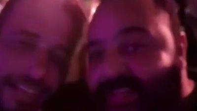 السعدني وشيكو يغنيان بطريقة كوميدية في زفاف محمد إمام (فيديو)