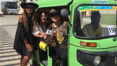 لبلبة ونجلاء بدر تستقلان «التوك توك» للذهاب إلى شواطئ الجونة