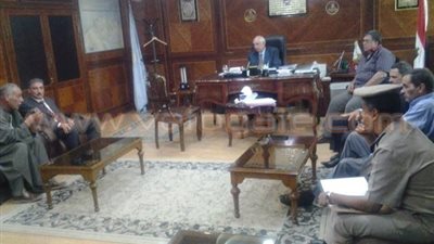 محافظ كفر الشيخ يناقش إمكانية فتح خطوط سرفيس جديدة