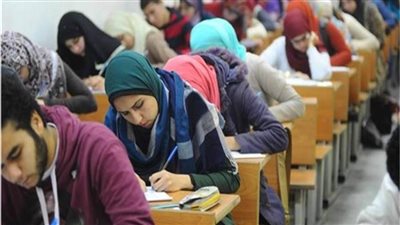 بسبب عدم جاهزية الشبكات.. طلاب مدرستين في القاهرة والجيزة يؤدون الامتحان ورقيًا
