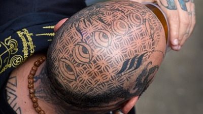 بالصور.. فنانو الوشم يستعرضون مهاراتهم بمهرجان لندن