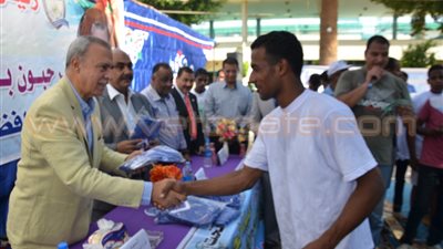 بالفيديو والصور.. 300 شاب يشاركون في ماراثون جري بقنا