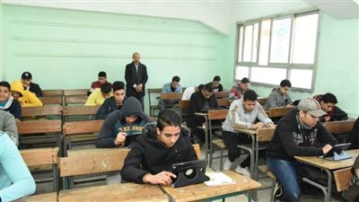 نائب وزير التعليم يطمئن على سير امتحانات الثانوية بالشرقية عبر الفيديو كونفرانس