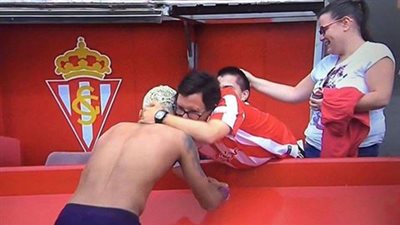 نيمار يهدي تيشيرته لأحد مشجعي «خيخون»