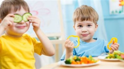كيف تحمي طفلك من نقص المغذيات والبدانة؟