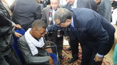 وزير القوى العاملة يسلم 305  شهادات 