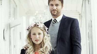 بالصور.. طفلة تتزوج رجلا تخطي الثلاثين