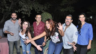 بالصور.. أبطال فيلم «مطربين عن الطعام» يحتفلون بانتهاء التصوير