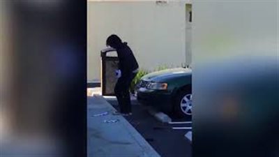 بالفيديو والصور.. شرطي يطلق النار 7 مرات على مشتبه به قاومه