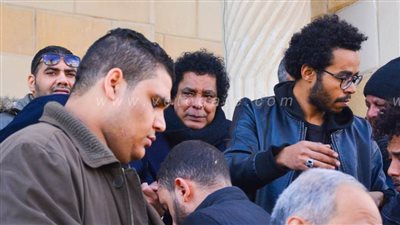 انهيار محمد منير في جنازة مدير أعماله| صور