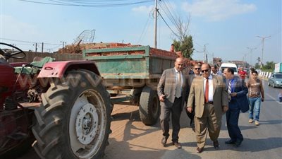 بالصور.. محافظ الدقهلية لـ«سائق»: «ماشي ليه عكس الاتجاه حرام عليكو»