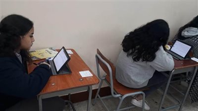 تفاصيل اليوم الأول لامتحانات ثانية ثانوي الإلكترونية.. 488 ألف طالبا يؤدون اختبار العربي.. ورصد شكاوى من السيستم | فيديو