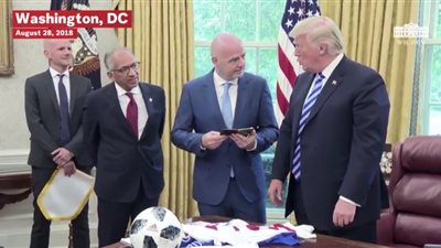 رئيس «فيفا» يقترح على ترامب استخدام الكارت الأحمر مع الصحفيين (فيديو)