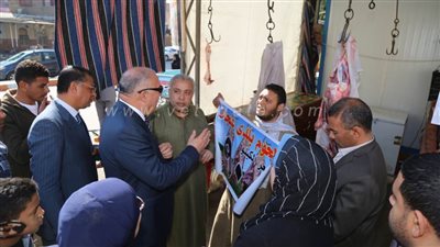 محافظ قنا يتفقد منافذ بيع السلع المخفضة| صور