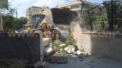 بالصور.. إزالة تعديات كافيه شهير بالنزهة