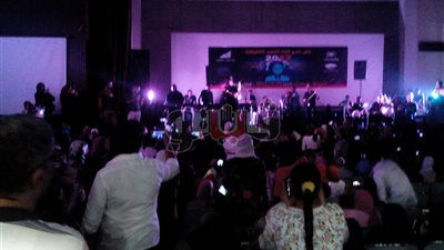 بالفيديو والصور.. مينا عطا يشعل حفل تخرج «فنون تطبيقية»