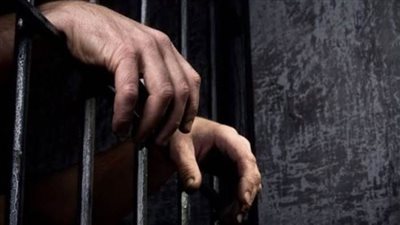 ضبط وإحضار مالك صيدليتين عثر بداخلهما علي أقراص مخدرة بشق التعبان