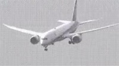 مشهد مروع لطائرة تتأرجح أثناء هبوطها (فيديو وصور)