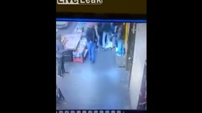 لحظة اعتداء بلطجية على رجل وسرقته في وضح النهار (فيديو)