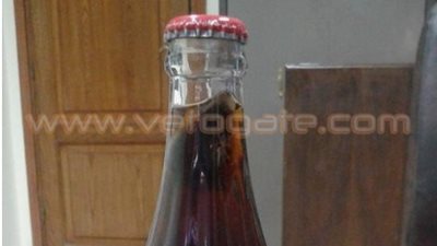 بالصور.. مواطن يعثر على فأر صغير في زجاجة كوكاكولا