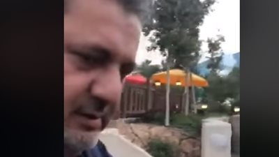 رد فعل أب عربي أثناء تجربته لعبة ملاهي مرعبة (فيديو)