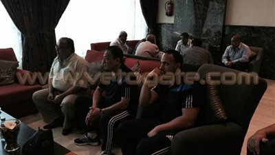 بالصور..محسن صلاح يجتمع بالجهاز الفني للذئاب قبل ودية اتحاد جدة