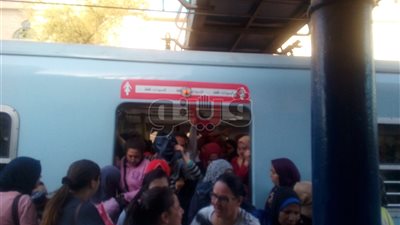 بالصور.. زحام بخط مترو «المرج-حلوان» مع بداية الدراسة