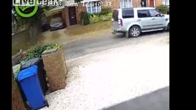 لحظة نجاة سائق دراجة نارية من حادث دهس مميت (فيديو)