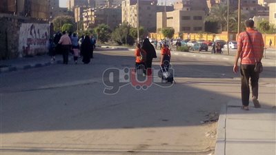 بالصور.. أولياء أمور يصطحبون أبناءهم بأول أيام العام الدراسي بحلوان