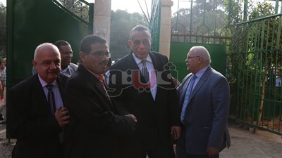 بالصور.. محافظ الجيزة يوقع بكشف حضور مدرسة الشهيد إبراهيم