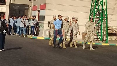 بالصور.. محافظ الجيزة يحضر طابور الصباح بمدرسة السعيدية